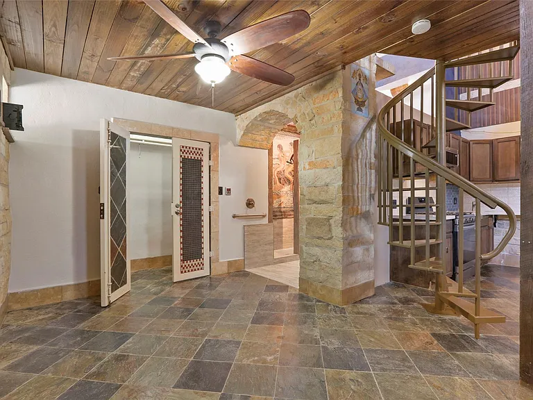 614 Pine Gully Rd #LOFT — Photo 10