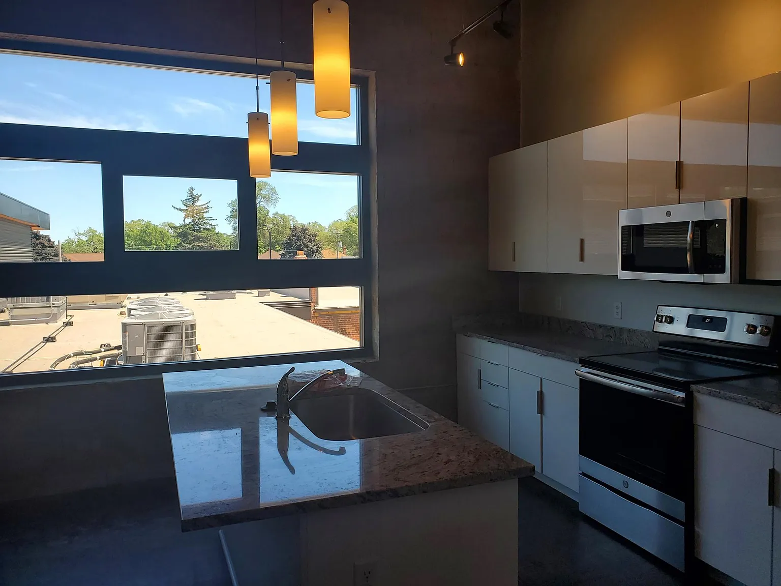 2 bed, 1100 sqft, $2,135 — Photo 3