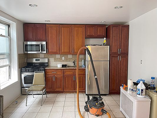 5th image of 305 Montgomery St