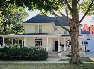 301 Nichols St, Charlevoix, MI 49720