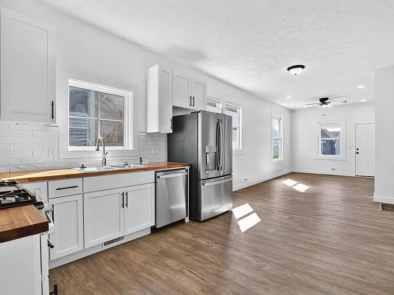 1518 Lawton Ave — Photo 4