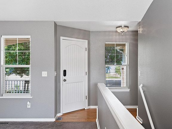 5th image of 586 Magpie Dr