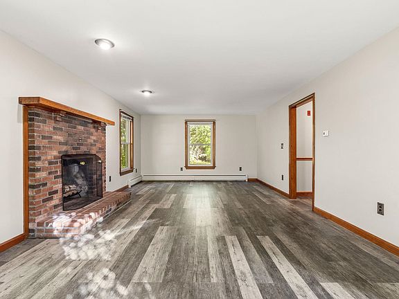 3rd image of 125 Lowell Rd
