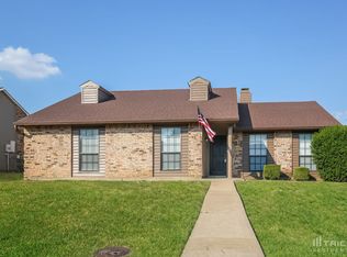 925 Granite Ln, Desoto, TX 75115
