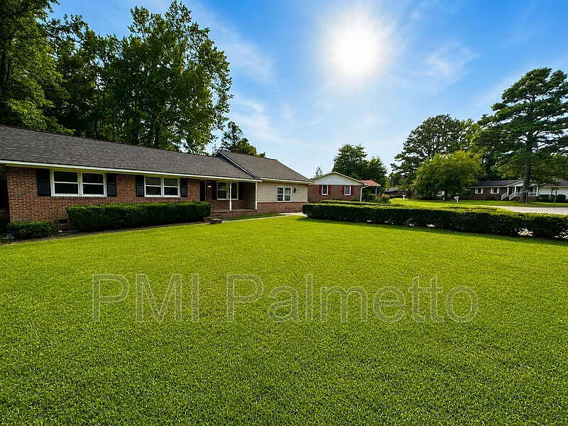 4 bed, 2.0 bath, 2648 sqft, $2,350 — Photo 2