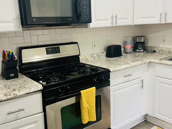 7505 E 49th St, Kansas City, MO 64129