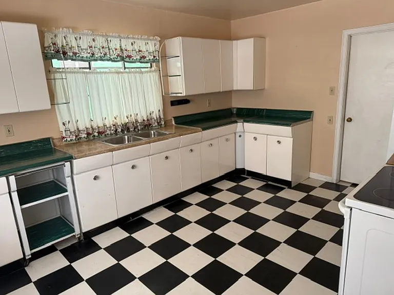 1810 N Juniper Ave — Photo 5