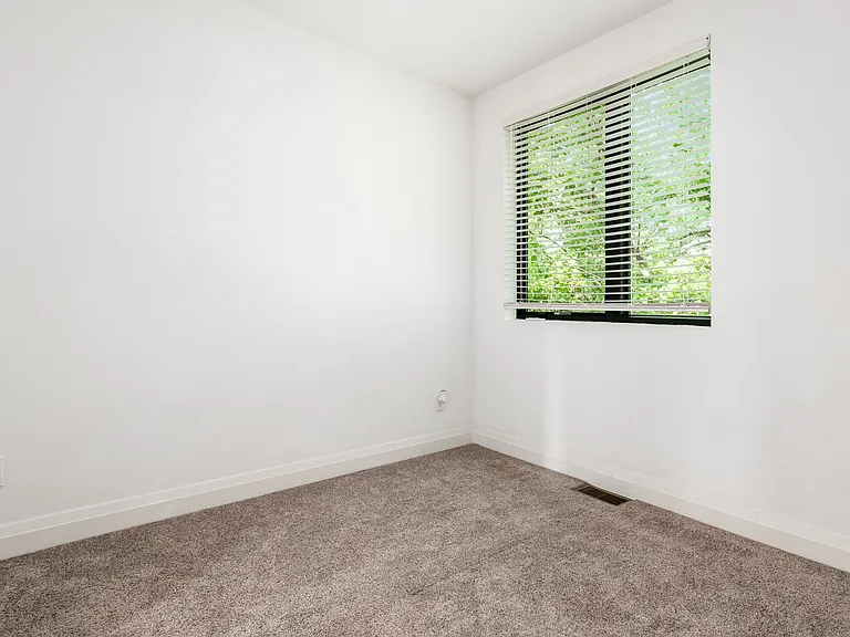 190 College Aly — Photo 22