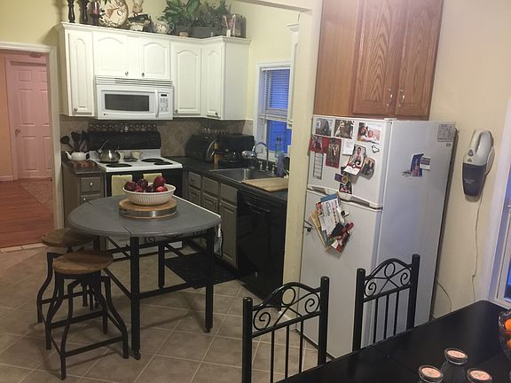 4th image of 163 Steele Pl