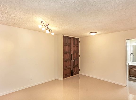 2nd image of 5334 Lindley Ave Unit 104