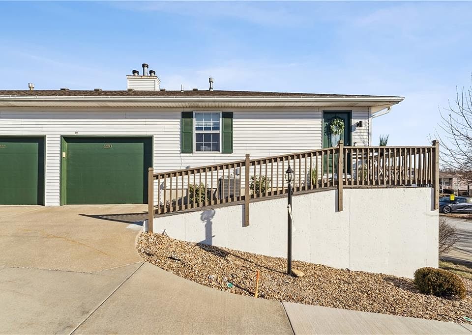 1st image of 220 E Hansen Ct