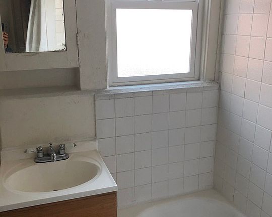 3rd image of 206 S Kenmore Ave APT 1