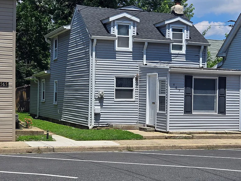 563 Pennington Ave — Photo 1
