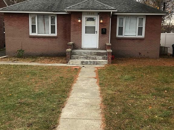 3rd image of 1298 Central Ave