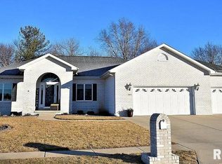 2407 Hampton Dr, Chatham, IL 62629