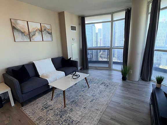 5th image of 21 Carlton St #3405