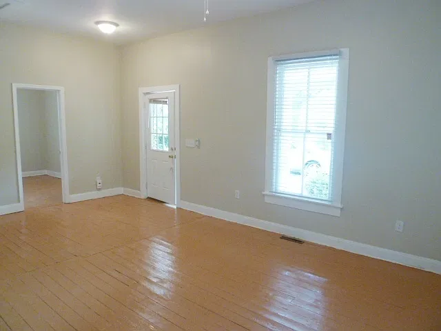 Incredible location for this renovated 3br house just 2 blocks from UNC... Walk to Campus!! — Photo 3