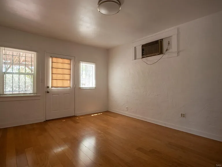 2208 Dwight St — Photo 8