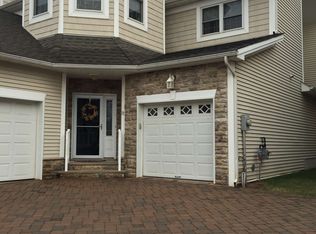 27 Topside Ln, Staten Island, NY 10309