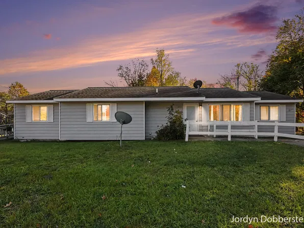 897 E Sternberg Rd, Norton Shores, MI 49441