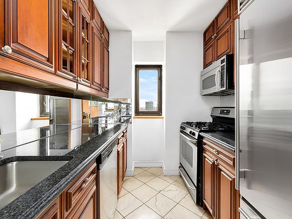 5th image of 161 W 61st St APT 28C