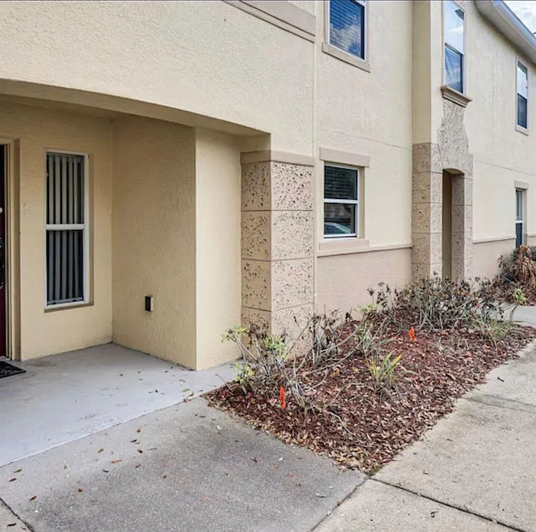 3 bed, 2.5 bath, 1670 sqft, $1,895 — Photo 2