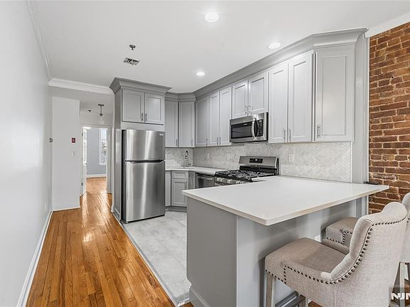 4th image of 919 Park Ave APT 3R
