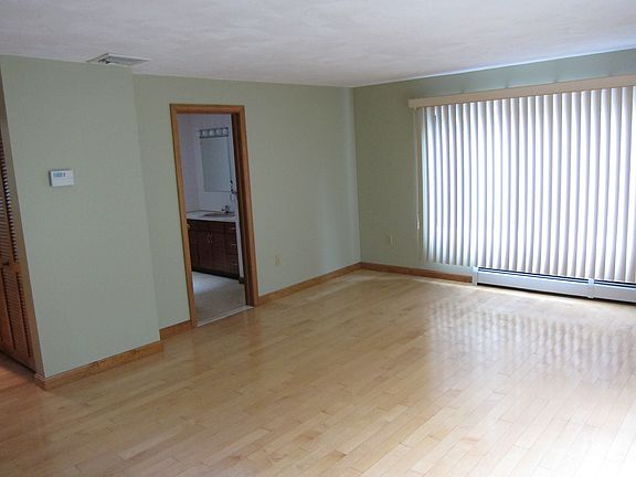 Master bedroom - bathroom entrance