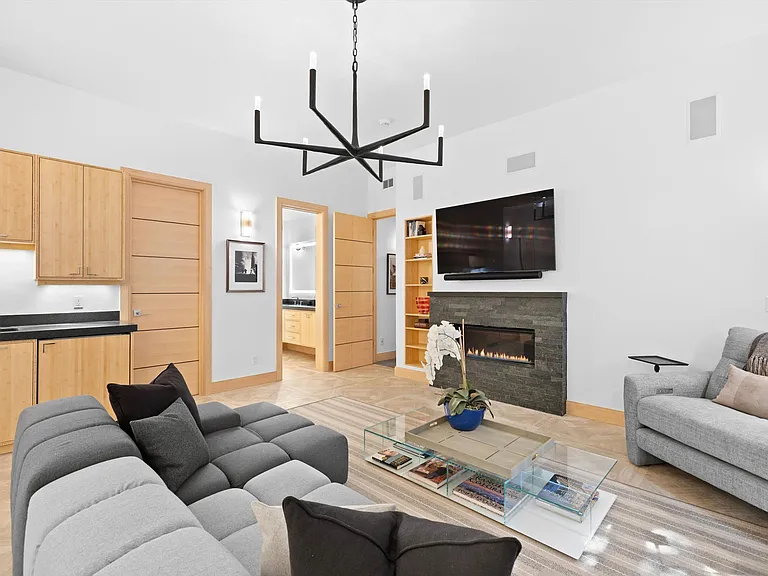 204 N Monarch St — Photo 15