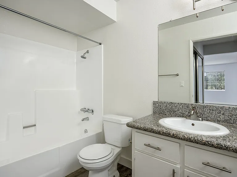 Hawthorne Apartments — Photo 36