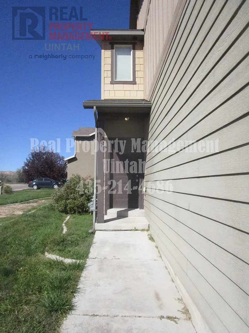 Building Photo - 447 E Red Fox Ln