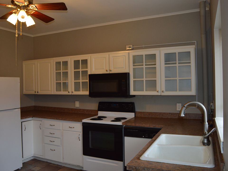 Kitchen with stove, refrigerator, dishwasher and disposal