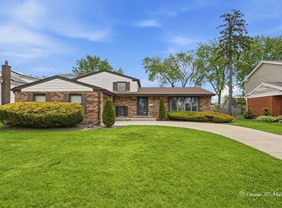 1527 S Chesterfield Dr, Arlington Heights, IL 60005