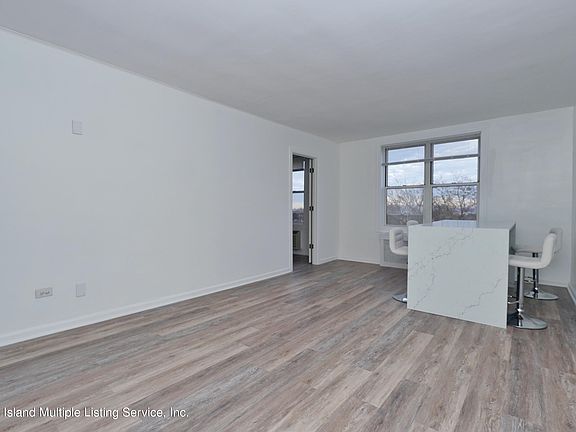 5th image of 55 Austin Pl APT 6Z