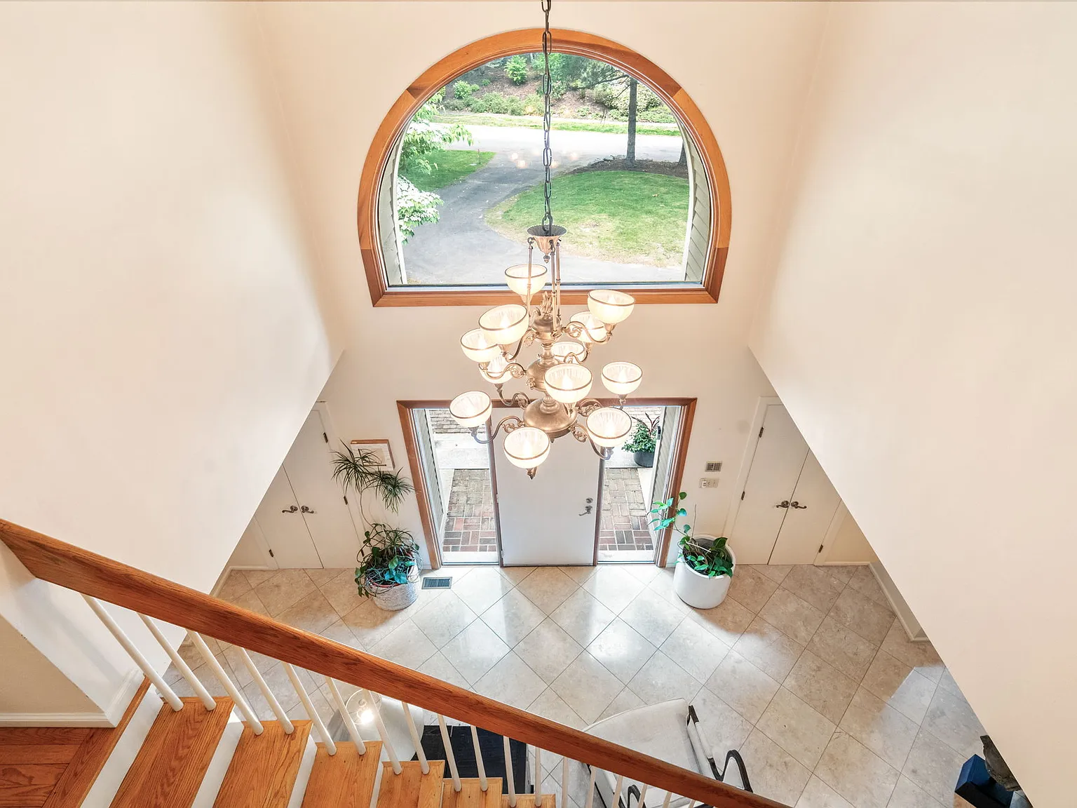 4 bed, 4.5 bath, 4398 sqft, $9,800 — Photo 3