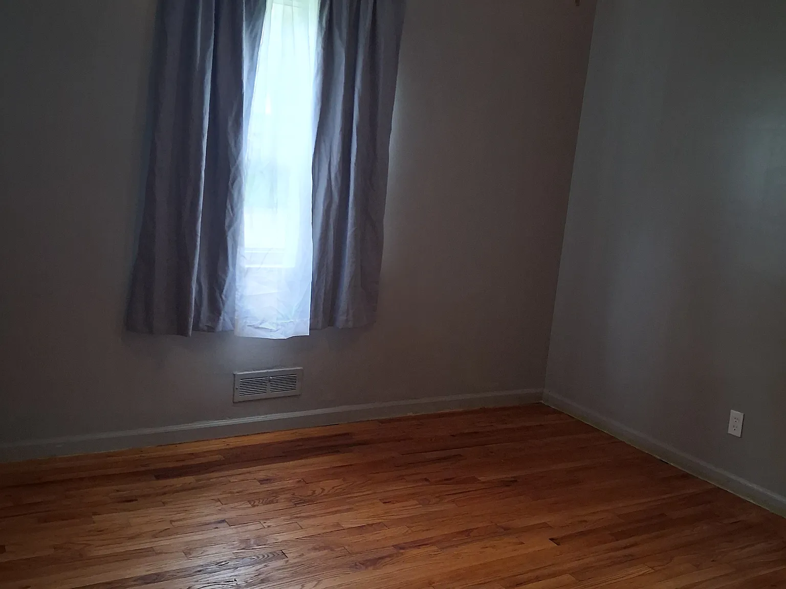 3 bed, 1000 sqft, $1,700 — Photo 3