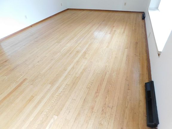 4th image of 2219 Wilmette Dr
