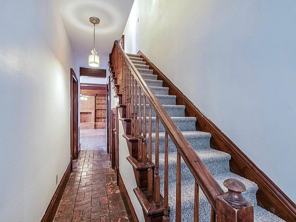 5th image of 401 Burgundy St #5