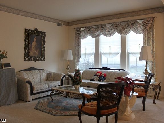 2nd image of 54 Kensington Cir