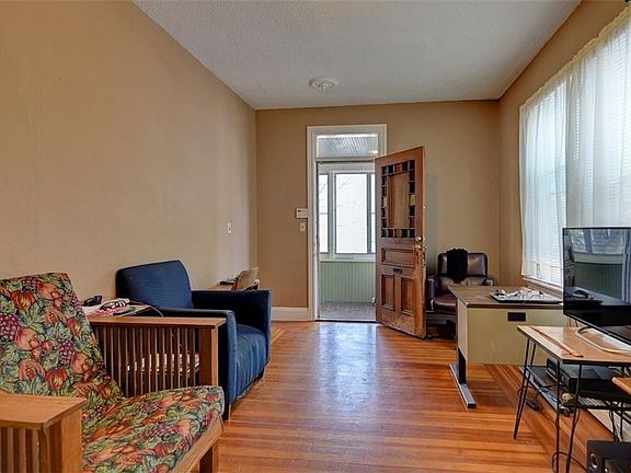 4th image of 207 Pleasant St