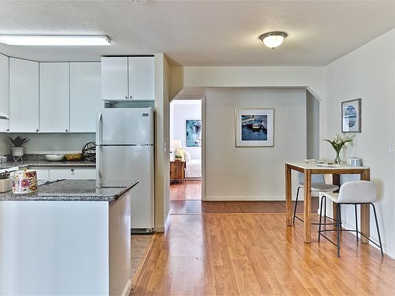 5th image of 696 N Jackson Ave