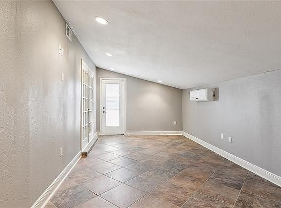 4th image of 313 Celeste Ave