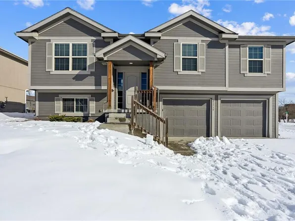 21719 Westover Rd, Peculiar, MO 64078