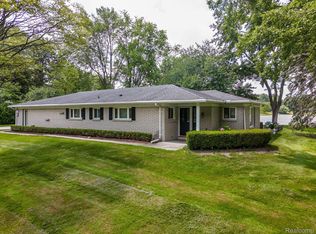 6701 W Beach Rd, Troy, MI 48098
