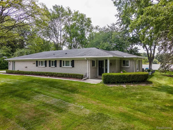 6701 W Beach Rd, Troy, MI 48098