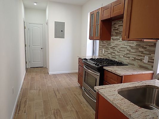 4th image of 529 Hinsdale St #1