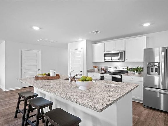 5th image of 210 Birdsill Street