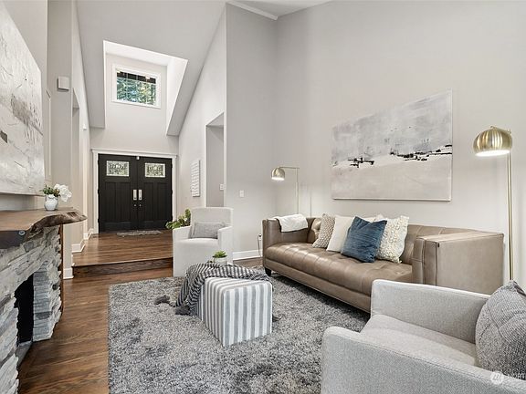 2nd image of 1011 La Forest Drive SE