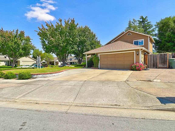 3rd image of 1472 Holly Ct