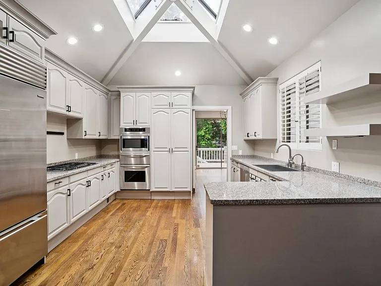 651 Manresa Ln — Photo 15